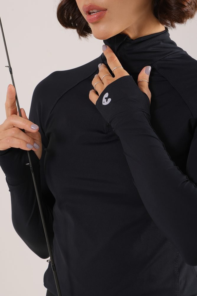 Modelo vestindo camisa Joy Fishing preta de manga longa, com gola alta